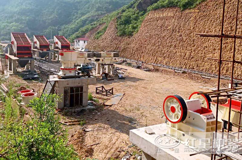 沙厂生产线安装安装中，石料粉碎设备有鄂破、圆锥破和制砂机